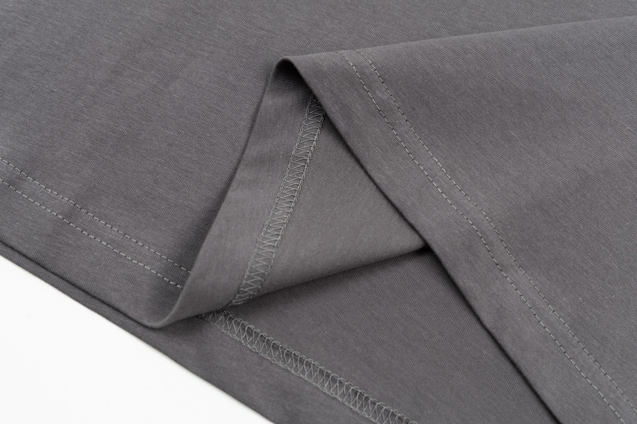 🅿️280 1v 25SS embossed short sleeves (grey) The fabric is made of 24S 185g special woven compact cotton fabric, and the rib is made of 32S 300g double yarn rib. It is woven with 24-count special compact cotton yarn. The weaving process requires high standards and requires the use of advanced looms and high-quality raw materials. Specially woven compact cotton has many advantages, such as softness and comfort, good breathability, strong wrinkle resistance, good durability, etc.; it has a tighter, softer and more delicate texture and feel. The chest logo is embroidered with a silicone backing, and a flexible silicone pad is pre-placed under the embroidery thread, giving the pattern a full three-dimensional feel and a unique soft elastic touch. It solves the stiffness problem of traditional embroidery, and enhances the visual level through the collision of materials, becoming the visual focus of integrating technology and handicrafts. The topstitching on the shoulders uses a special tension process to form flip-effect stitching, transforming the original functional stitching into a decorative element. The back-stitched cuff process accurately hides the seams on the inside, leaving only the pure outline of a complete rib. Echoing this is the mirror-image flip-stitching of the woven label on the back so that the glossy side of the label faces outwards, both of which create an inside-out design detail. Size:XS-S-M-L